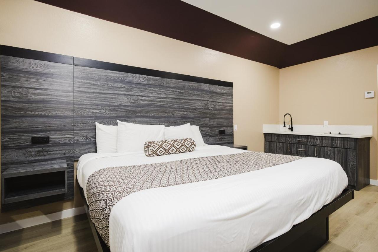 Sapphire Inn & Suites Чаннелвью Экстерьер фото