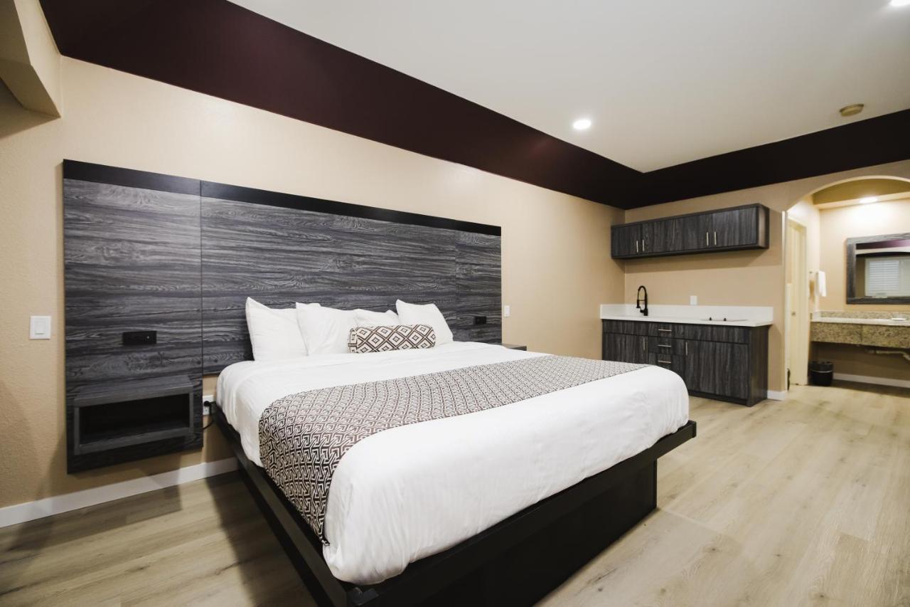 Sapphire Inn & Suites Чаннелвью Экстерьер фото